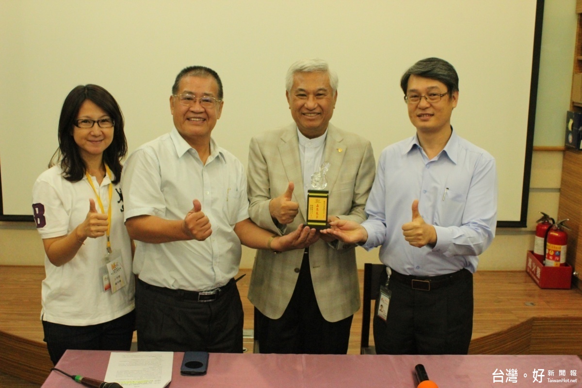 穩懋半導體向來重視人才培育,長期與校園合作,針對在學青年進行專才訓練,使其在畢業後迅速與職場接軌。
