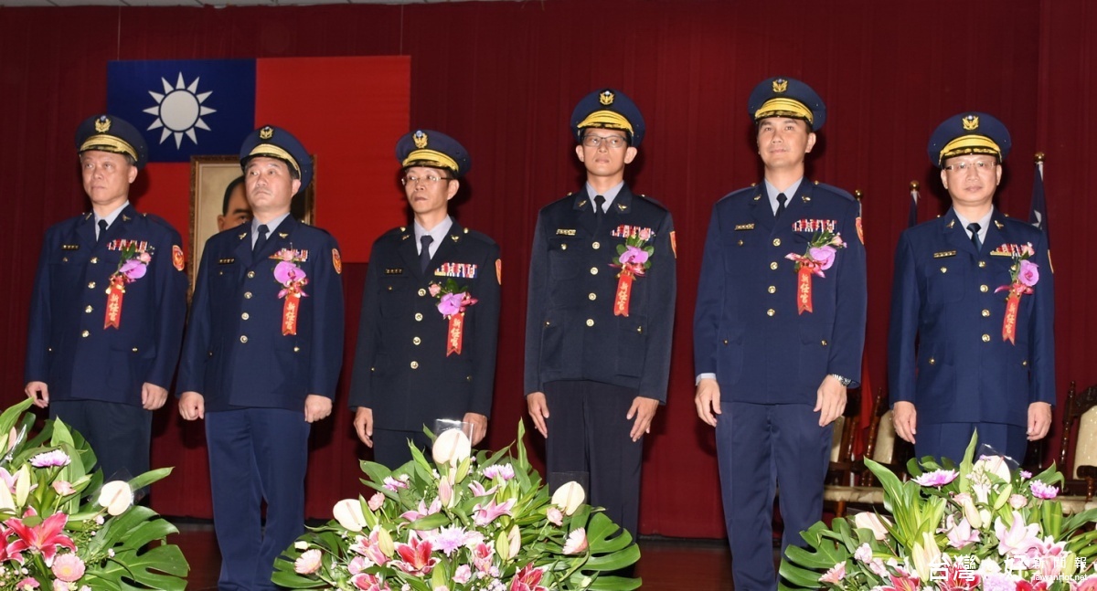 新任分局長斗六蔡詳忠、斗南李俊德、虎尾張沛銘、西螺林崇志、北港李憲蒼、臺西張益禎等六位分局長(左至右)。(記者蘇榮泉攝)