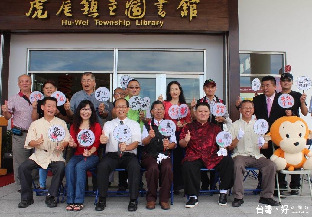 為期一週湘扇題字贈送活動，限量贈與民眾，呼應圖書館辦理之書畫展覽開幕陳展活動。（記者蘇榮泉攝）