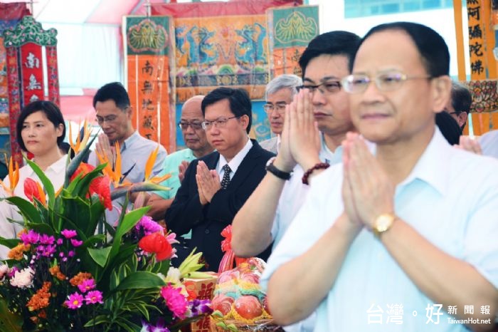 市府中元節聯合普渡祭祀,鄭市長祈求桃園建設順利發展,期勉市府同仁共同努力。
