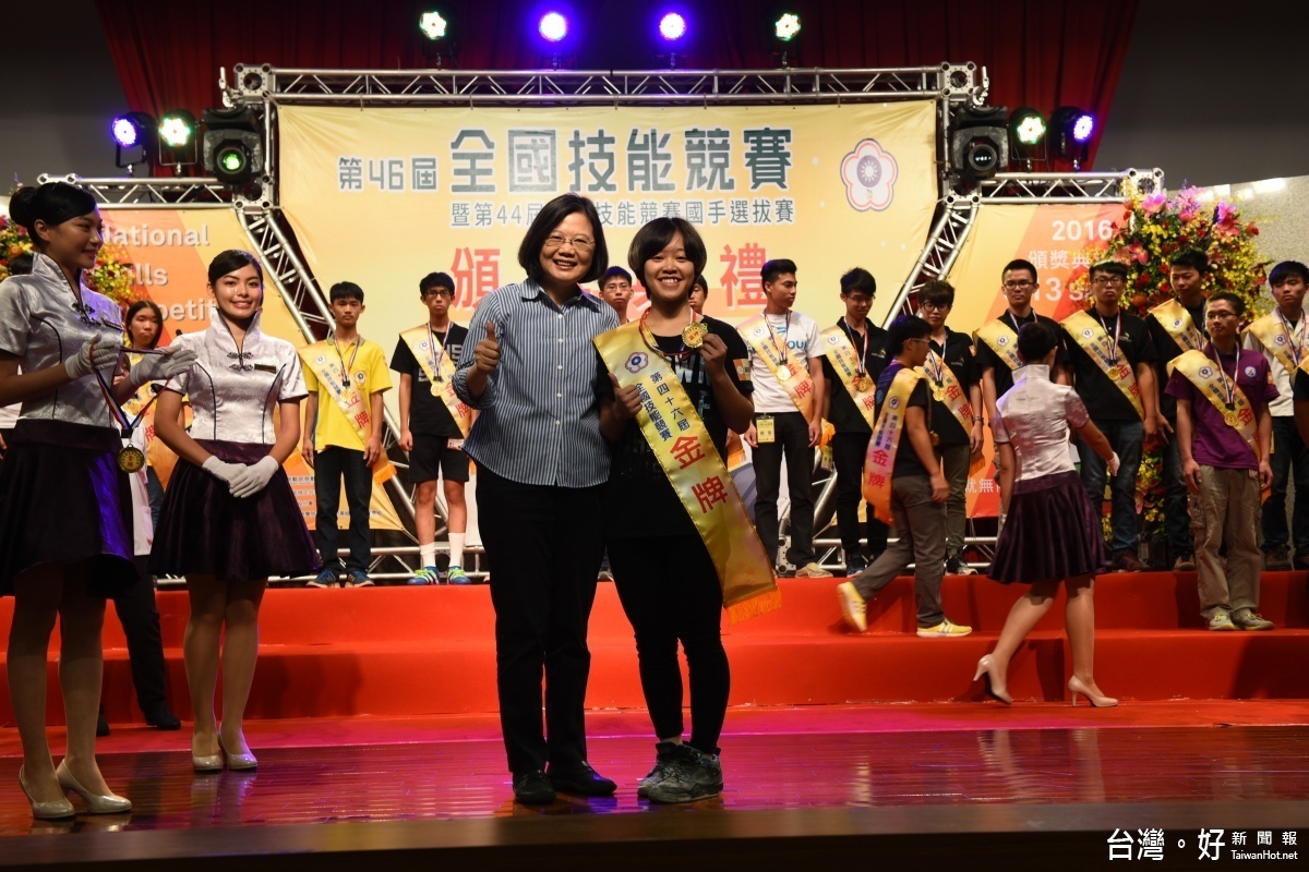 總統蔡英文頒金牌表揚「油漆裝潢」職類選手魏子玲,一路從分區賽過關斬將拿下第一。