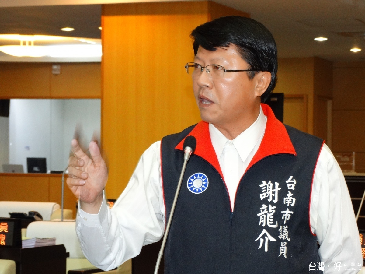 市議員謝龍介質疑市府提供資料「白賊」,官員白賊應該下台。