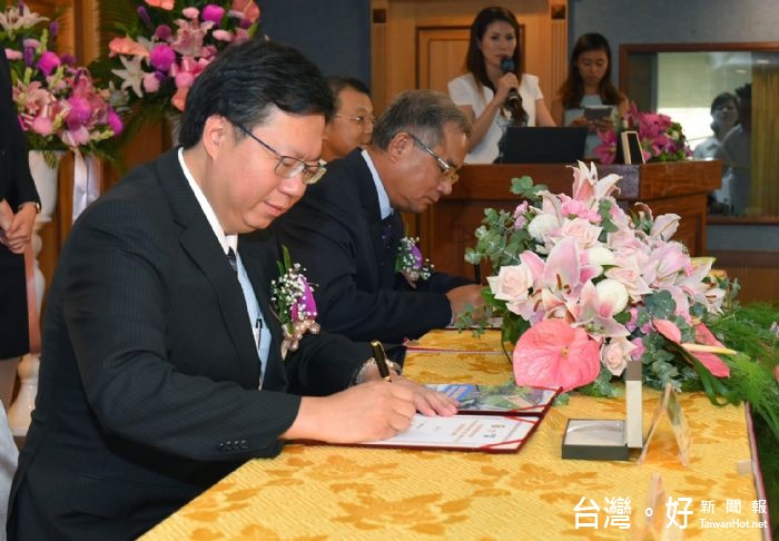 「中壢地區污水下水道系統建設BOT案簽約典禮」,鄭市長與泉鼎水務股份有限公司董事長潘寶耀正式簽約。