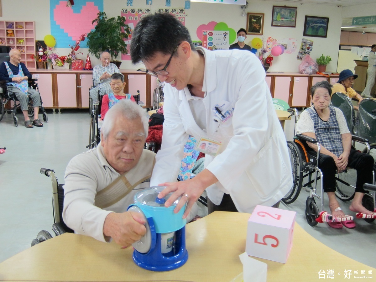 治療師黃正嘉協助長者剉冰，進行手部復健訓練（記者扶小萍攝）