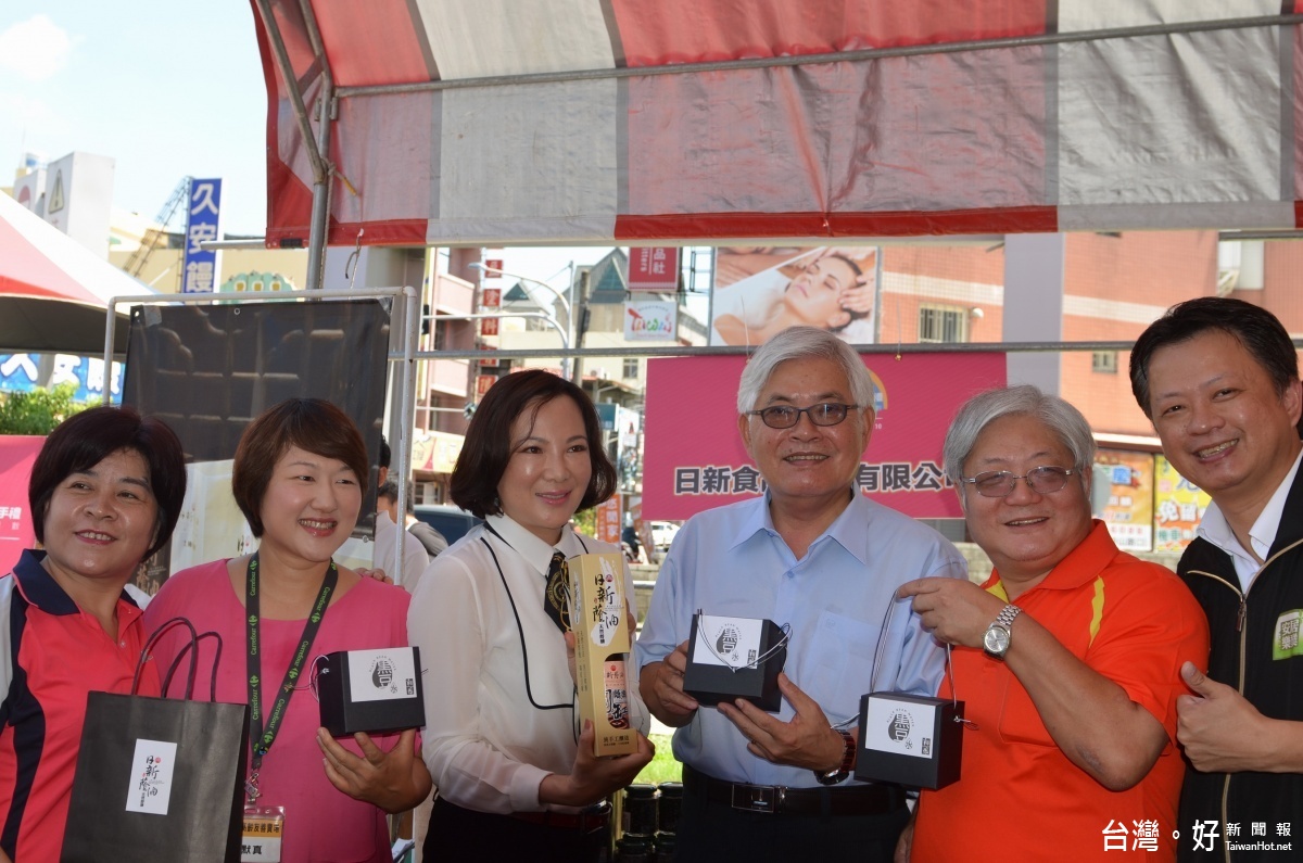 李縣長一一與現場店家互動,請大家繼續打造好產品。(記者蘇榮泉攝)