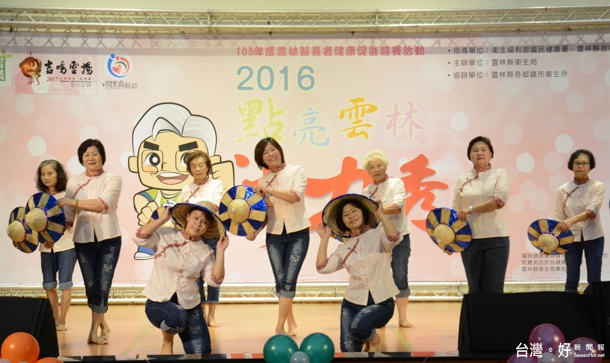 參賽隊伍穿著各式鮮豔服裝、客家花布背心、到布偶裝均有,以歌舞劇演繹農村生活。(記者蘇榮泉攝)