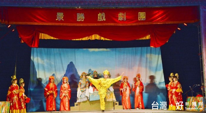 景勝劇團以客家野台戲為基礎,融合現代元素,讓客家鄉親,能有不一樣的體驗。