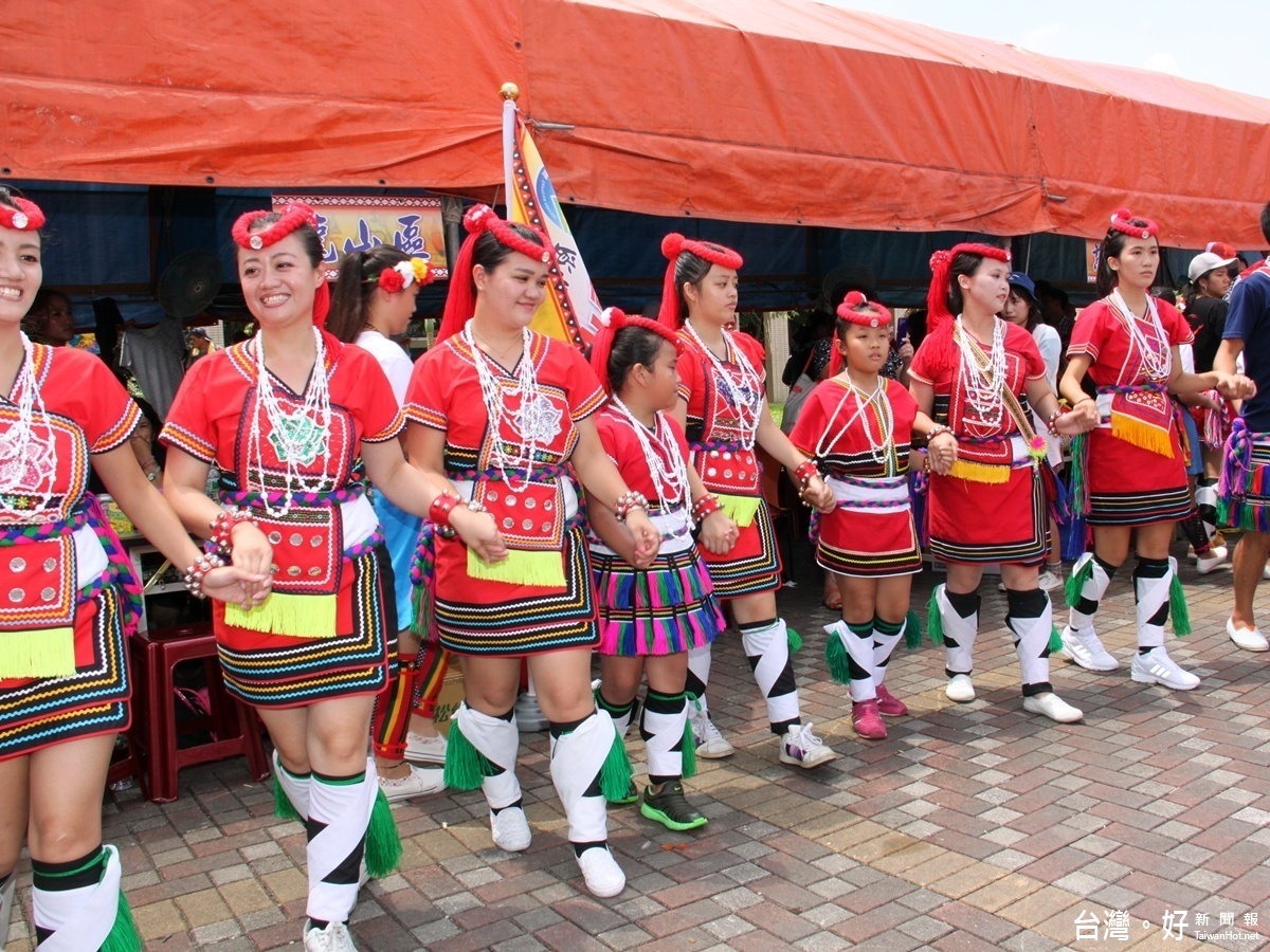桃園區原住民族豐年祭,不分男女與族群,各個身穿鮮豔的部落服飾,在艷陽下揮汗跳著迎賓舞,現場非常熱鬧,也讓參與貴賓感受到原住民族的文化與熱情