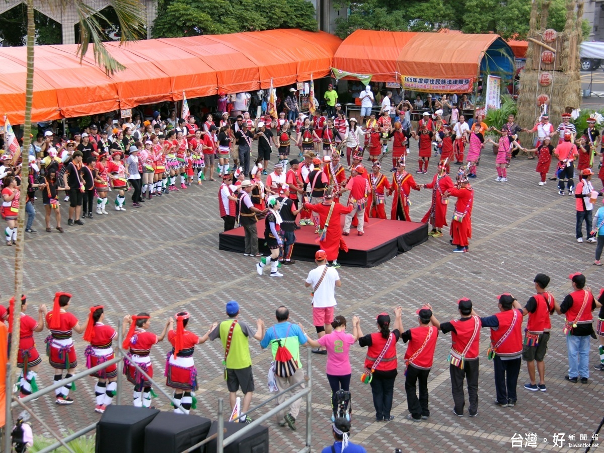 桃園區原住民族豐年祭,不分男女與族群,各個身穿鮮豔的部落服飾,在艷陽下揮汗跳著迎賓舞,現場非常熱鬧,也讓參與貴賓感受到原住民族的文化與熱情
