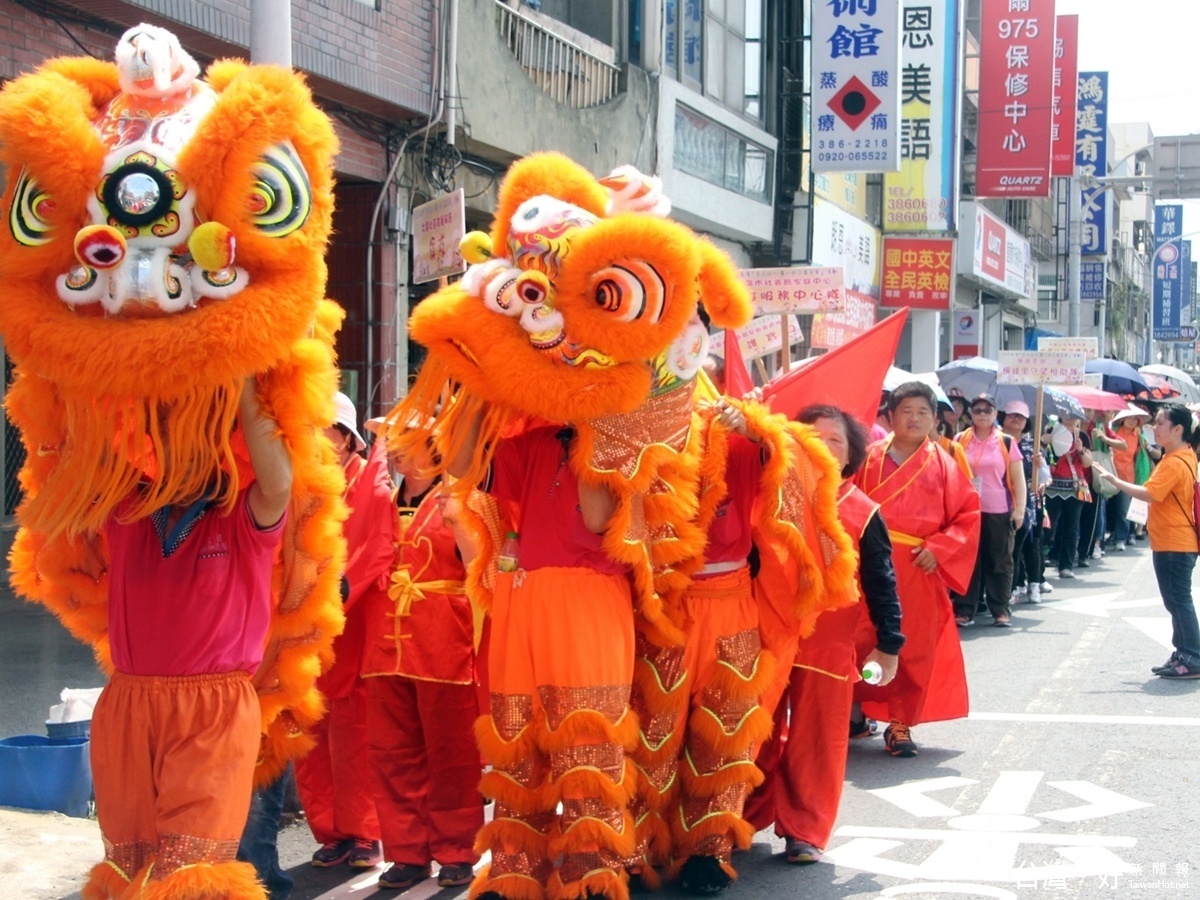 在大園社區發展協會氣勢磅礡的鼓隊表演後,踩街遊行隆重登場。遊行隊伍中,可以看見舞獅表演與揮舞著旗子的阿公阿嬤,不畏烈日當頭,努力展現熱情與活力
