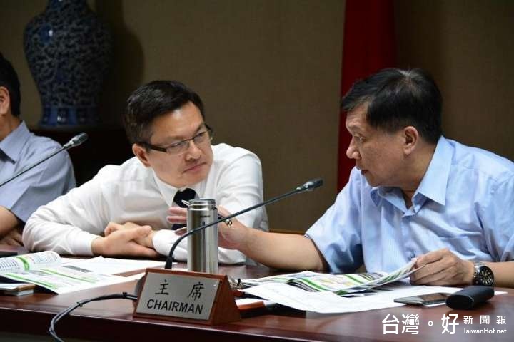 彰化縣長魏明谷(左)與經濟部長李世光(右)於會議中互動。(圖/彰化縣政府提供)