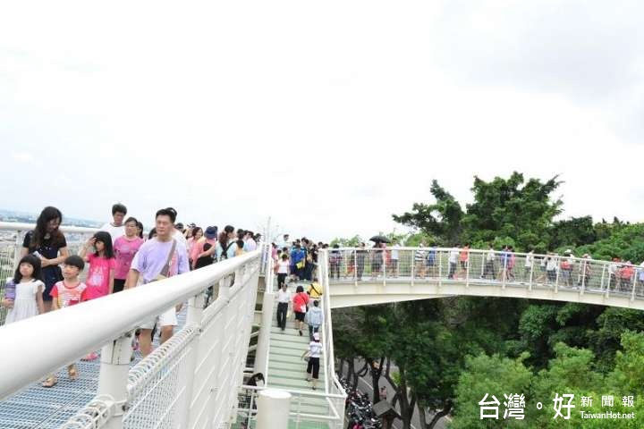 八卦山天空步道啟用典禮-人來人往。(圖/彰化縣政府提供)