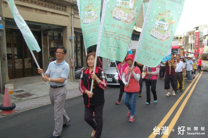 在敲鑼打鼓的熱鬧氣氛中,踩街隊伍隨著藝術品緩緩向富岡火車站前進,一路上吸引行人目光。