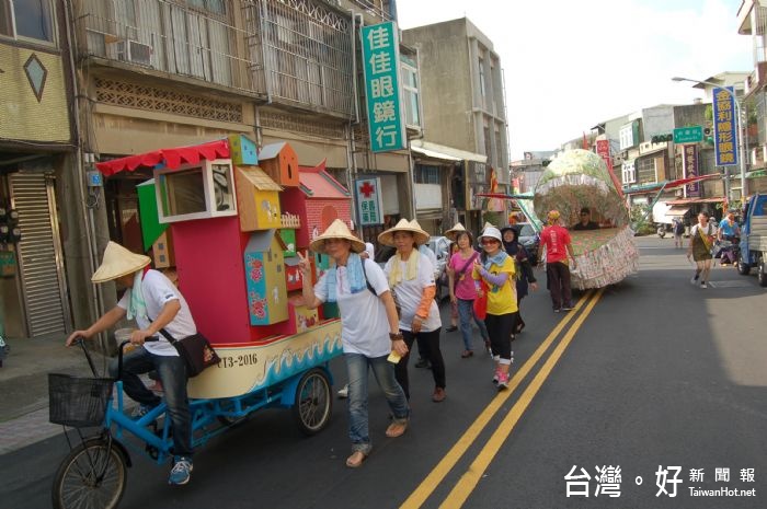 在敲鑼打鼓的熱鬧氣氛中,踩街隊伍隨著藝術品緩緩向富岡火車站前進,一路上吸引行人目光。