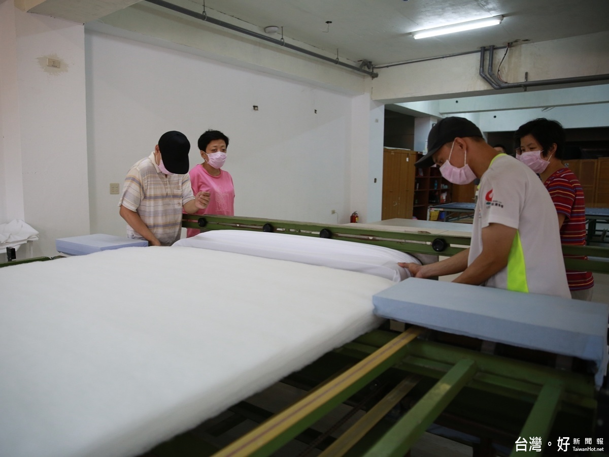 一床床充滿他們專注力與成就感的棉被製作完成,這些裝載著身心障礙者,努力學習的汗水淚水