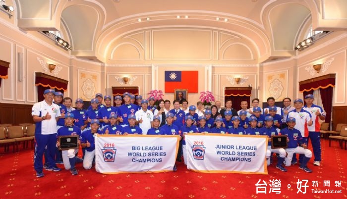 鄭文燦市長陪同總統接見2016三級棒球冠軍隊,並向教育部體育署爭取興建平鎮棒球場、桃園區棒球場經費。
