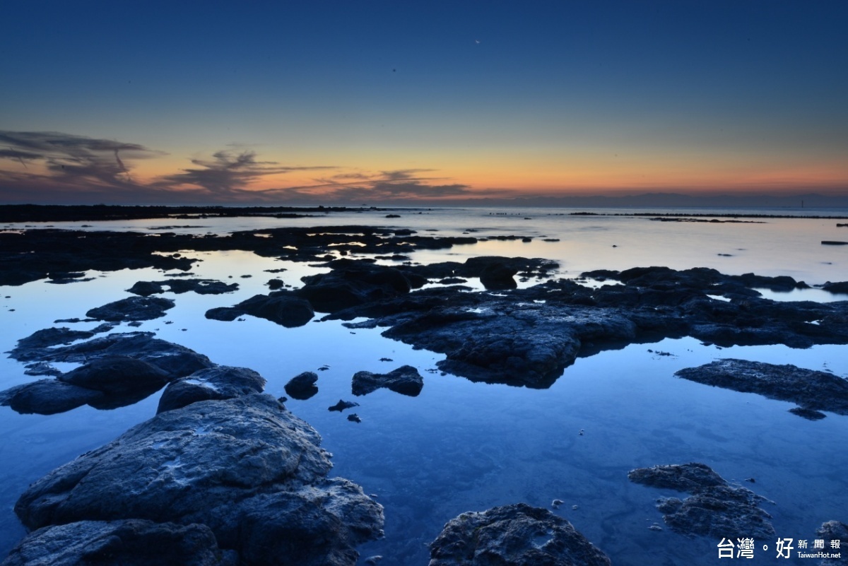 清晨與黃昏時分，澎湖的海岸風景，受到眾多遊客的青睞。（圖／喜鴻假期提供）