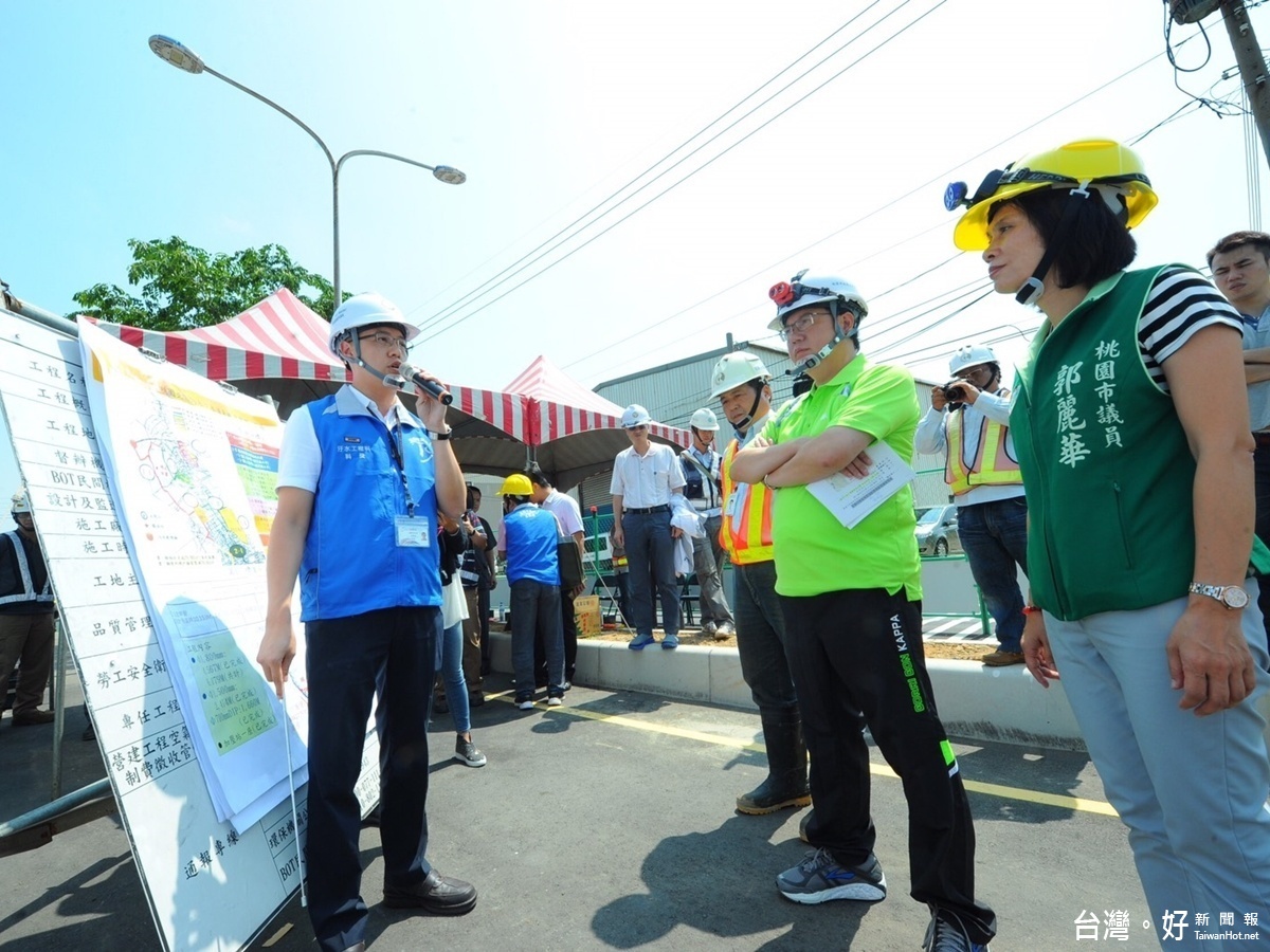 桃園市長鄭文燦25日下午在市議員郭麗華、水務局長劉振宇陪同下前往蘆竹區富國路二段,視察桃園地區污水下水道系統建設之興建、營運、移轉(BOT)計畫污水管線工程