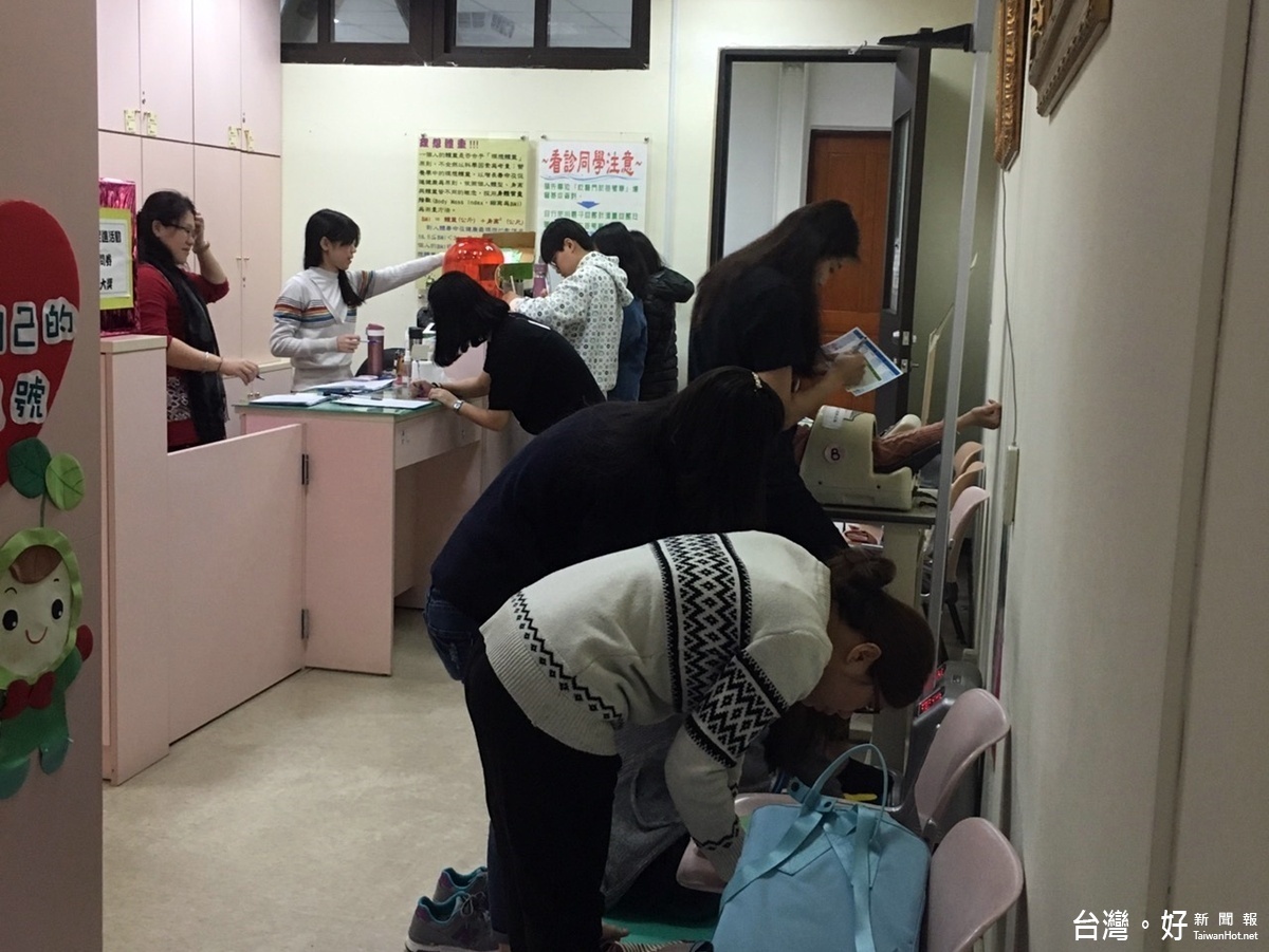 每位螞蟻師生都很認真將健康行為落實於生活中,每週都回娘家(健康中心)監測自己的體重/BMI、血壓、登錄走路的步數、檢核五蔬果及喝水情形