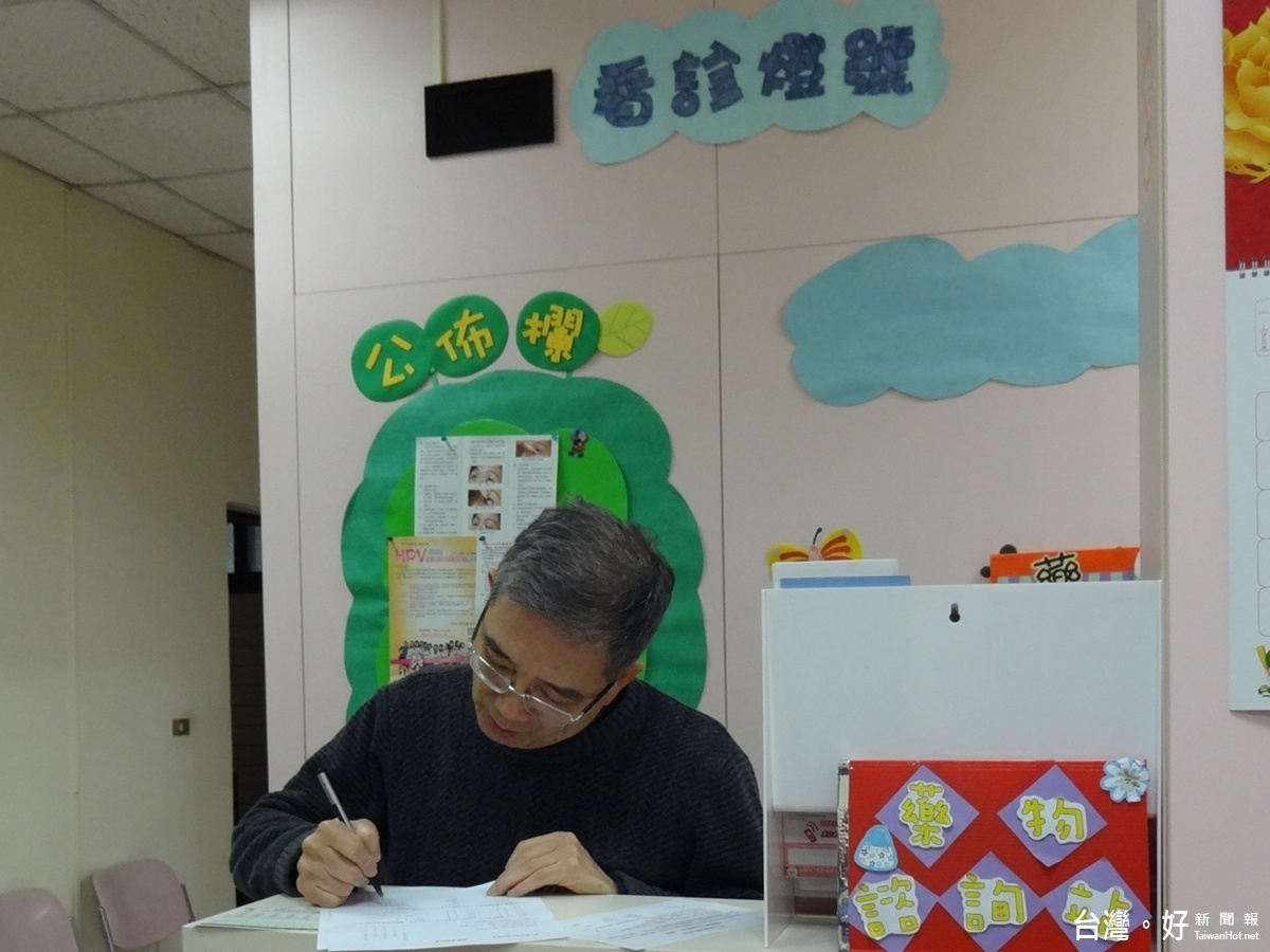 深受學生喜愛的樓迎統校長很認真執行螞蟻闖關的活動,每週一定記得回娘家(健康中心)量血壓、體重、登錄走路步數及填寫評估問卷與心得