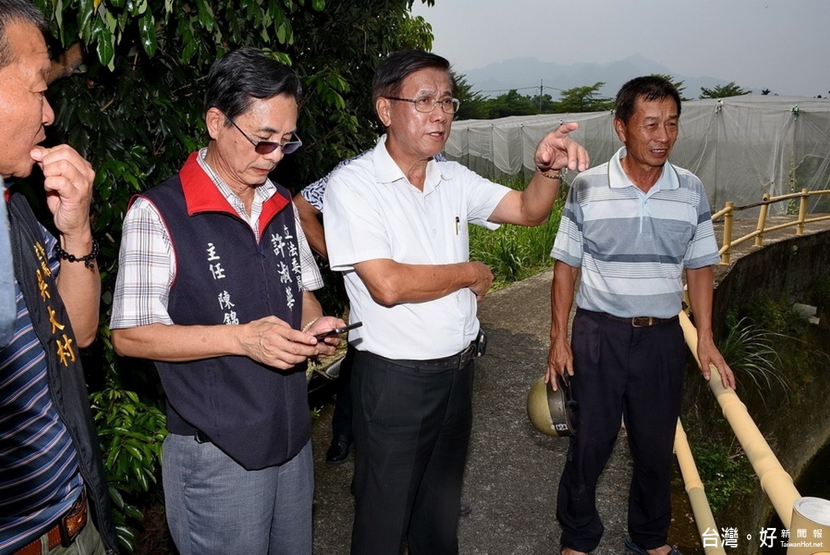 集集鎮民代表會主席吳大村及和平里長湯順晉也陪同林縣長前往勘查坑口埤溪護岸改善工程。