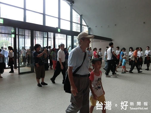 臺中國家歌劇院開館，民眾濁水藍色衣服熱情參與。（記者賴淑禎攝）