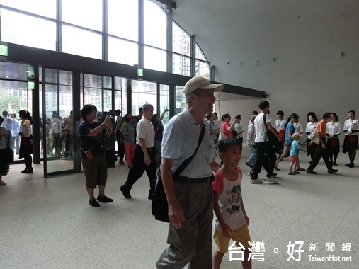 臺中國家歌劇院開館,民眾濁水藍色衣服熱情參與。(記者賴淑禎攝)