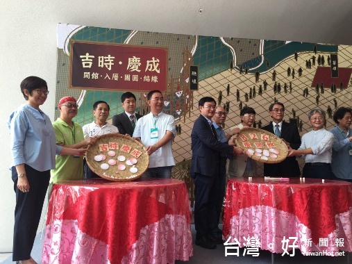 臺中國家劇院設計師伊東雄跟民眾一起搓湯圓慶祝。(記者賴淑禎攝)