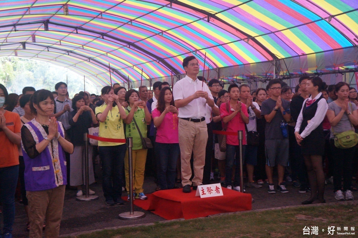 楊梅區秋祭大典,姚敦明區長擔任主祭官,依序行三鞠躬禮及朗讀祝禱文,表達對先人最虔誠的敬意。