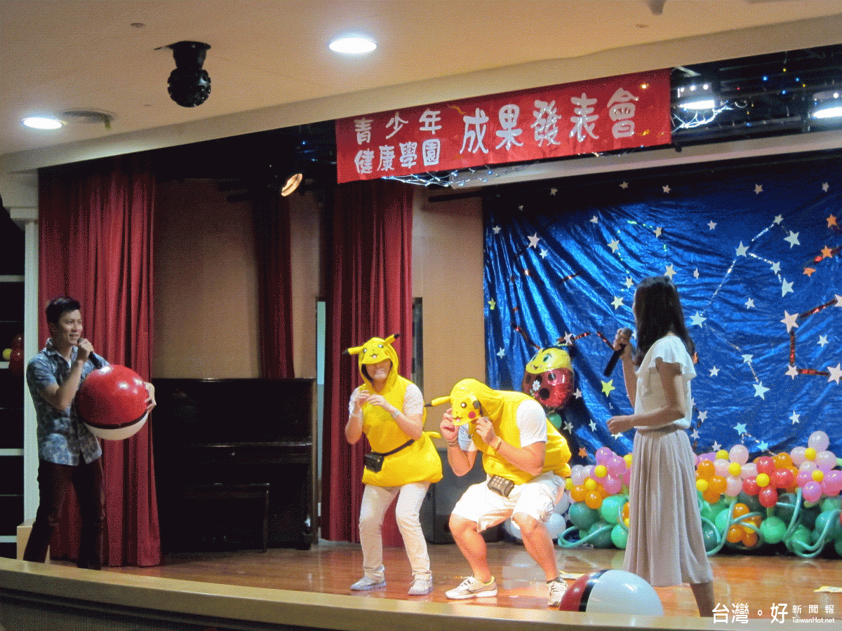 桃療青少年健康學園成果發表會,除了靜態的作品展外,還有動態的歌舞戲曲表演。