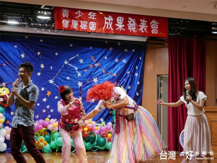 桃療青少年健康學園成果發表會,除了靜態的作品展外,還有動態的歌舞戲曲表演。
