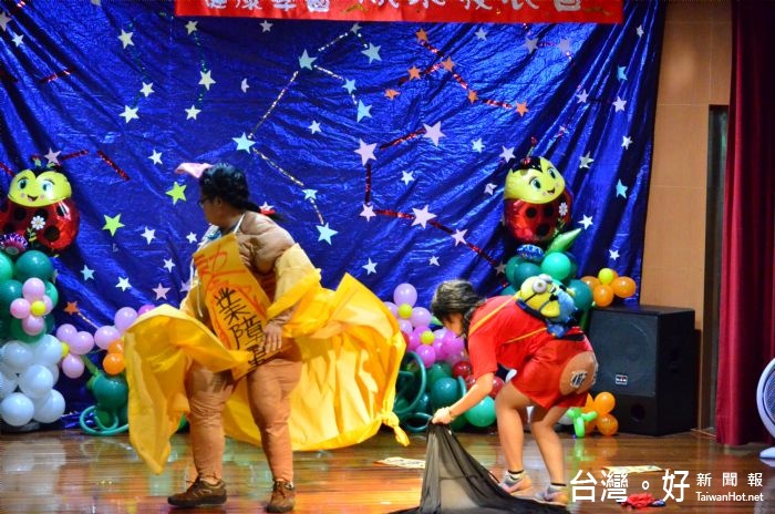 桃療青少年健康學園成果發表會,除了靜態的作品展外,還有動態的歌舞戲曲表演。