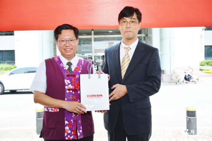 鄭市長感謝Honda Taiwan捐贈5部汽車,提供技職教育的年輕學子更多訓練空間,讓台灣技職教育發展的更好。
