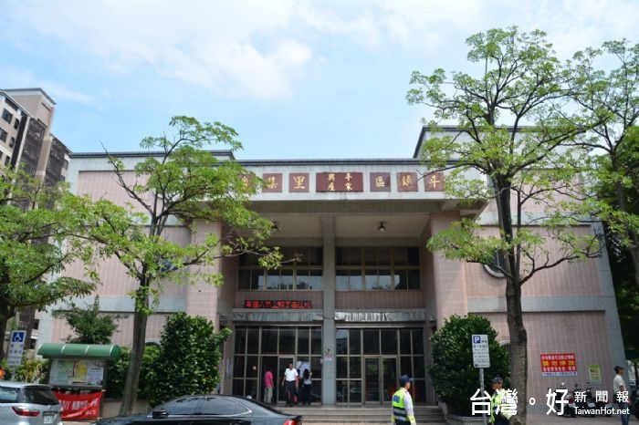 桃園市長鄭文燦視察「集會所增建無障礙設施(電梯)工程」表示,,讓集會所不只好用、實用,且讓長輩更方便。