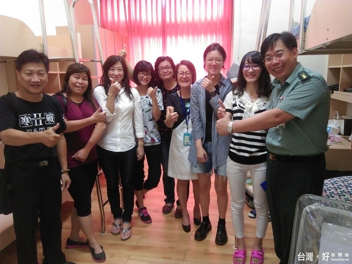 長庚科大志工協助新生入住,新生宜蓁(右二)成為媽媽(左三)的學妹