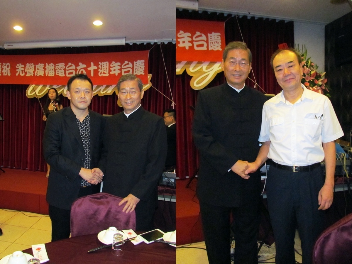 董事長蔣敬畬(左)與張安樂合影(左圖)。張安樂與青年日報記者陳復興合影