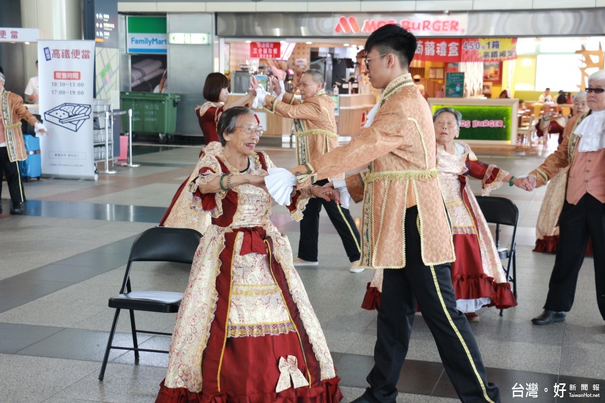 郭嘉美奶奶是本次演出中年紀最長的長輩(前排左1),但充滿活力不輸年輕人。