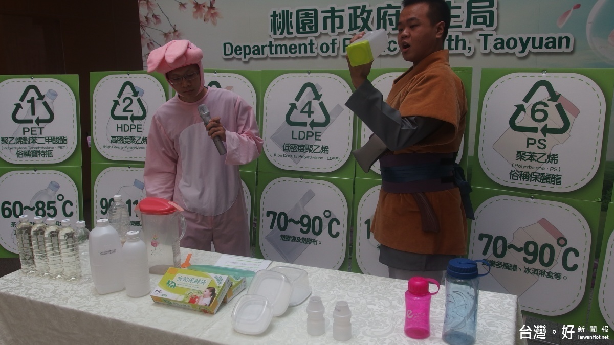 衛生局提醒您,使用時確認塑膠材質及耐熱溫度、避免長時間接觸高溫及破損等破壞,以維護食用安全。