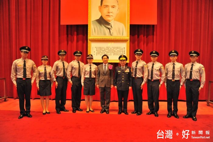 內政部部葉俊榮與各年級授階學生代表合影。