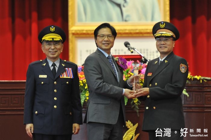 內政部部長葉俊榮表揚第13屆傑出校友。