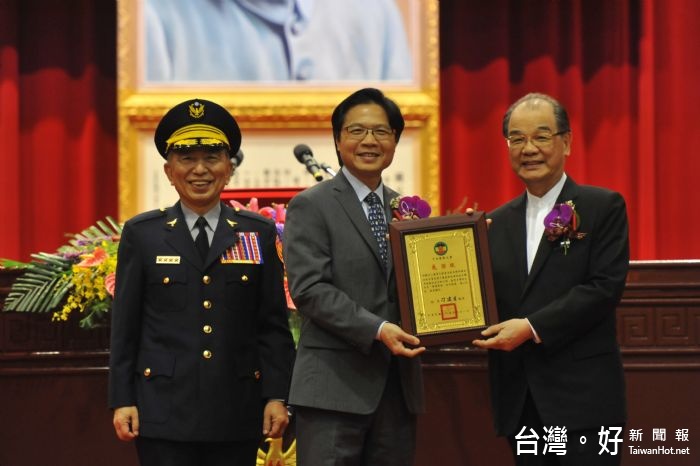 內政部部長葉俊榮代表中央警察大學贈予英業達集團葉國一會長感謝狀。