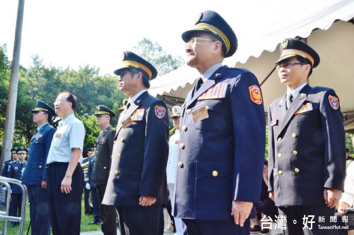 「105年秋祭致祭忠烈暨國軍陣亡將士典禮」,鄭市長向所有國軍官兵及警消同仁,致上最高的敬意。