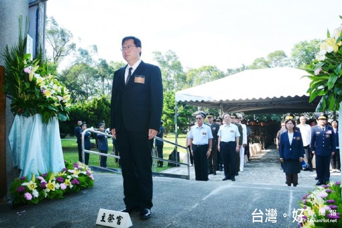 「105年秋祭致祭忠烈暨國軍陣亡將士典禮」,鄭市長向所有國軍官兵及警消同仁,致上最高的敬意。