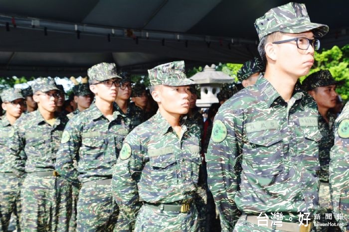 「105年秋祭致祭忠烈暨國軍陣亡將士典禮」,鄭市長向所有國軍官兵及警消同仁,致上最高的敬意。