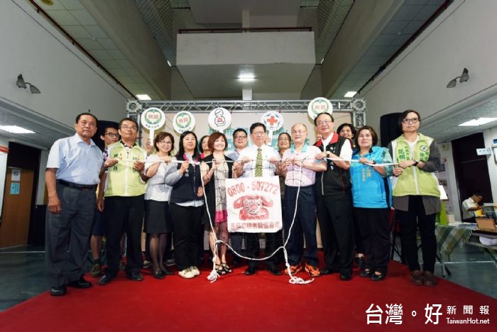 市長鄭文燦表示,由第一線的鄰里長,轉介社福資源至需要家庭,給予家庭照顧者更多支持與幫助。