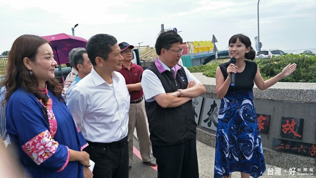 桃園市長鄭文燦、客家委員會主委李永得及在地文史工作者等共同揭開布幕,展現入口意象新風貌。
