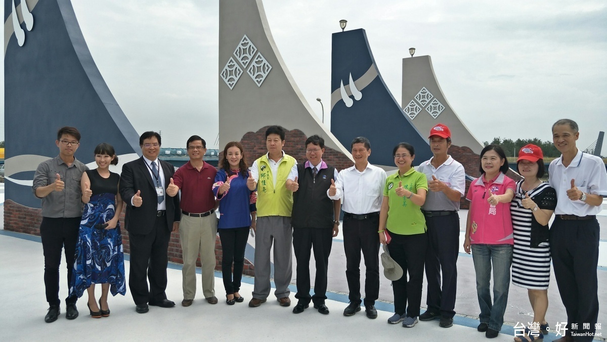 桃園市長鄭文燦、客家委員會主委李永得及在地文史工作者等共同揭開布幕,展現入口意象新風貌。