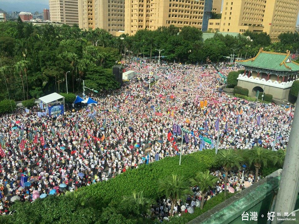 監督年金改革行動聯盟發起的「反污名、要尊嚴!」遊行,近15萬人上街抗議。(圖/監督年金改革行動聯盟臉書)
