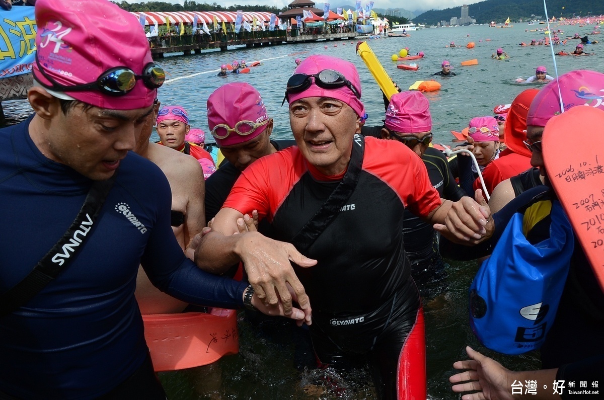 前總統馬英九下水挑戰，以1小時38分游完全程，完成日月潭泳渡。