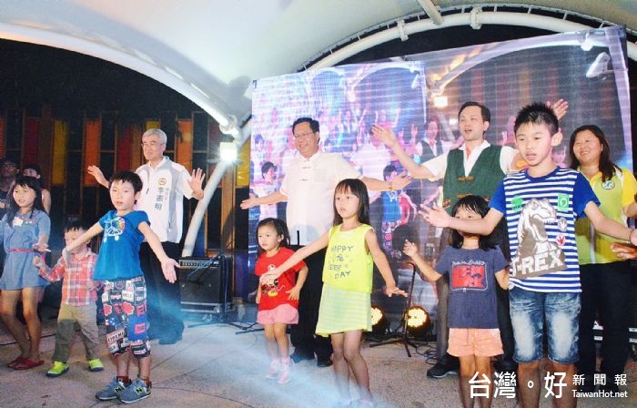 鄭市長:走出戶外、親近人群,欣賞音樂響宴 。